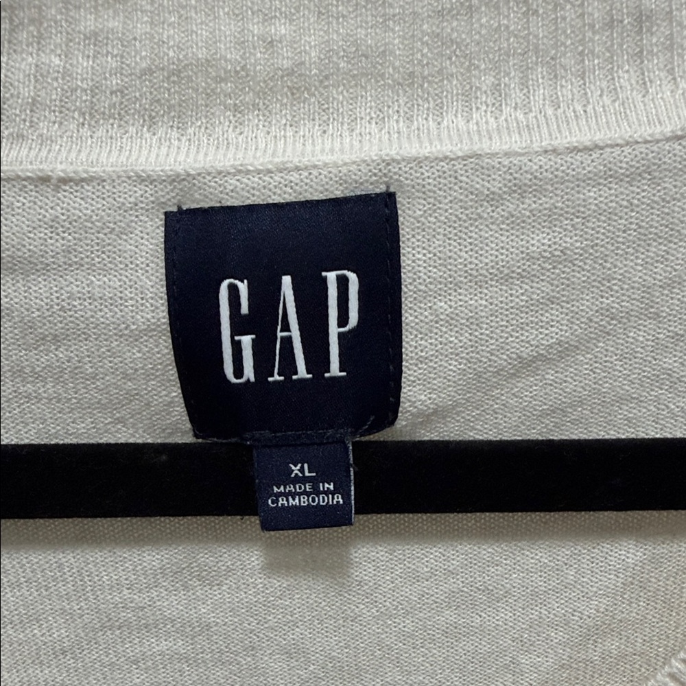 GAP Off-White V-Neck Pullover - Picture 2 of 4